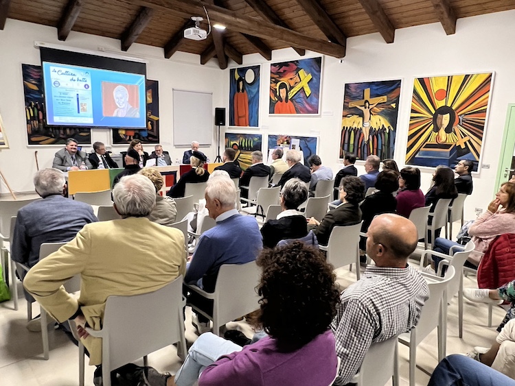 La Pinacoteca Sismonda di Torre San
                            Giorgio (Cuneo) durante la presentazione del
                            libro