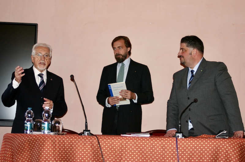 La conclusione
                        della sessione mattutina del Convegno, S.A.R. il
                        Principe Aimone, Aldo Mola e Alessandro Mella