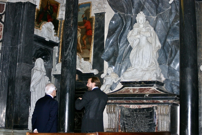 Cappella San Benedetto, davanti al
                        monumento dedicato alla Duchessa Margherita di
                        Savoia (1589-1655, il cui corpo riposa a
                        Burgos)