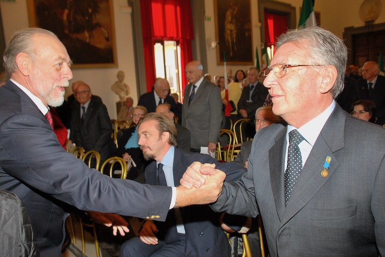 Il caloroso saluto di S.A.R. il Principe
                          Amedeo di Savoia al Gen. Umberto Rocca - Roma,
                          2011 (foto Marcellino Radogna)